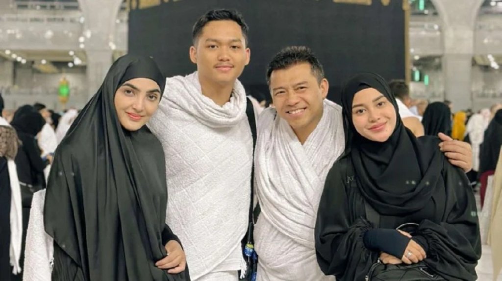 Masya Allah, Azriel Bagikan Momen Cium Hajar&nbsp;Aswad