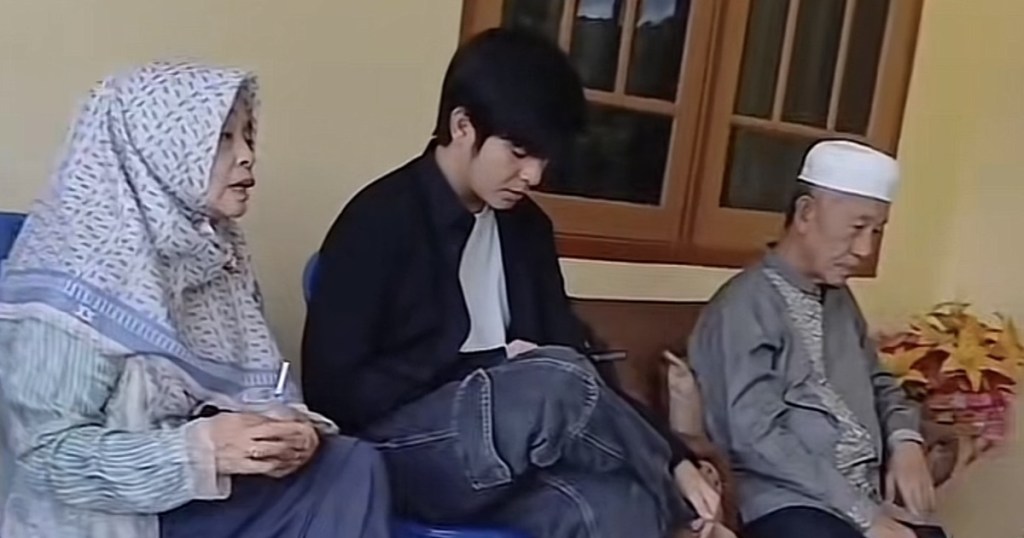 Viral Momen Angga Yunanda Mudik Lebaran ke Lombok, Sederhana Duduk di Teras&nbsp;Rumah