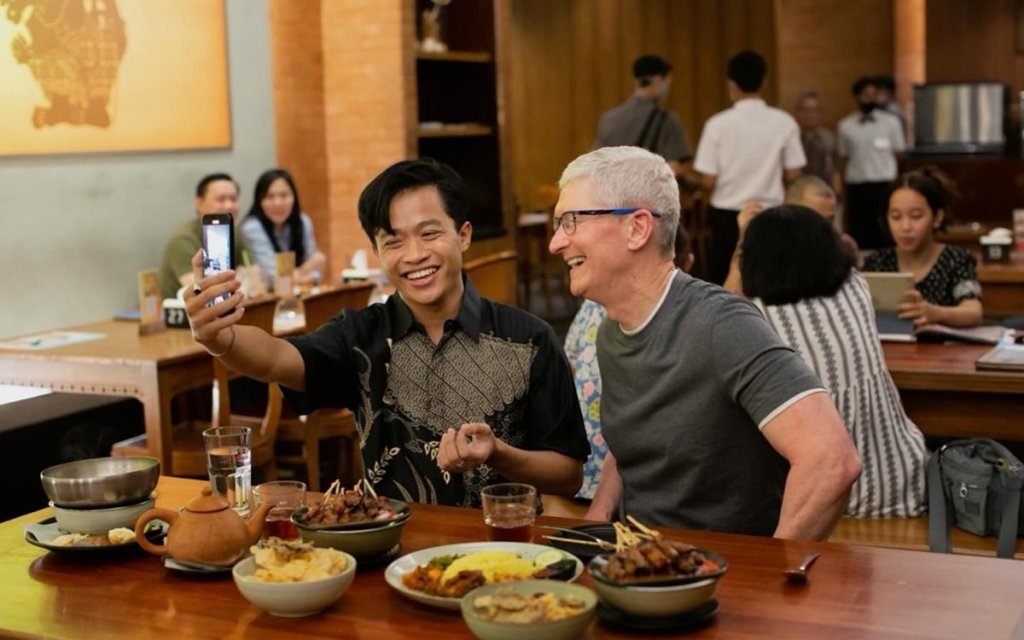 Konten Kreator Sofyan Pratama Ajarkan Bos Apple, Tim Cook Belajar Bahasa&nbsp;Indonesia