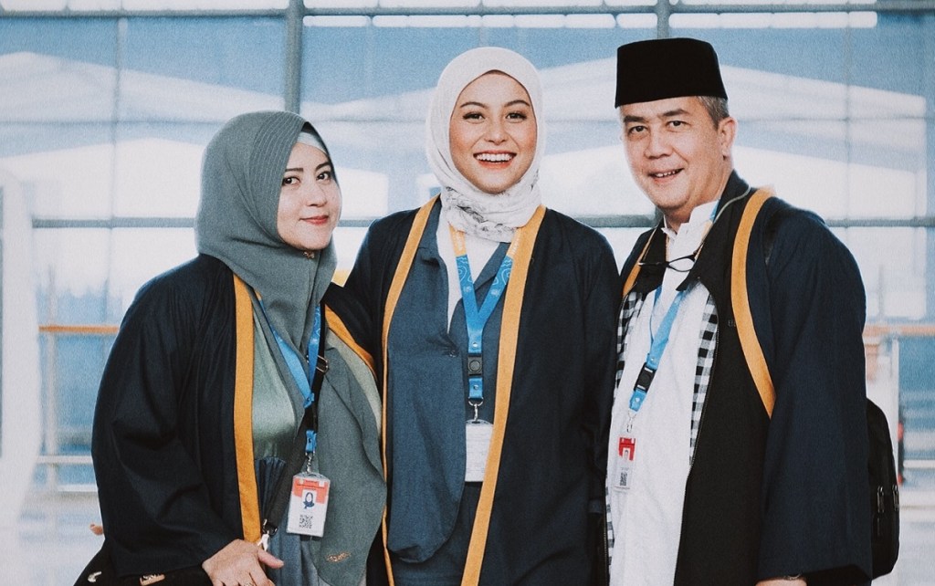 Awkarin Umrah, Cantik dengan Tampil&nbsp;Berhijab